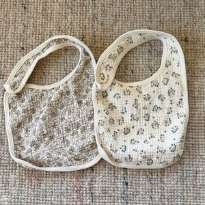 100% organic cotton Colored Organics Bib Set (2 bibs)